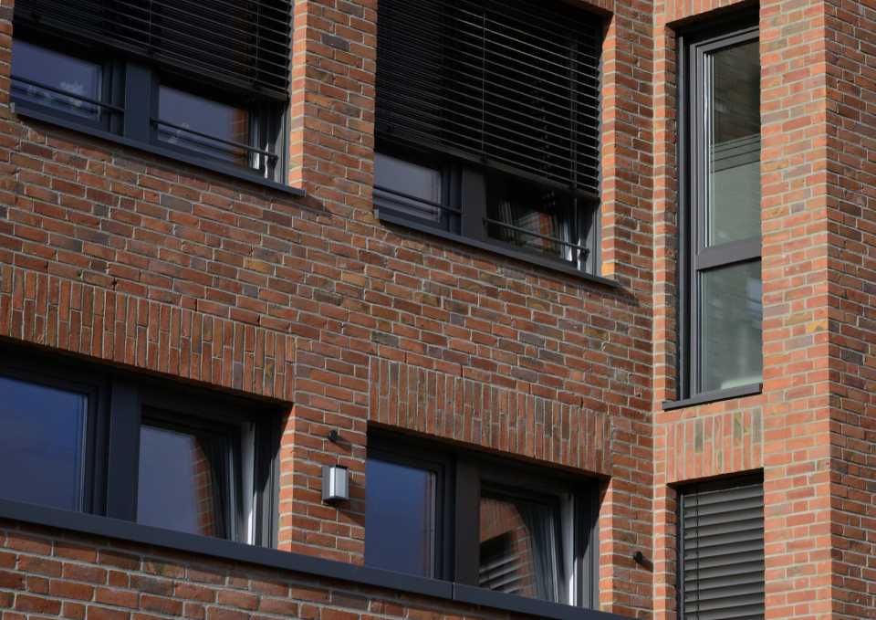 Backsteingebäude mit schwarzen Jalousien