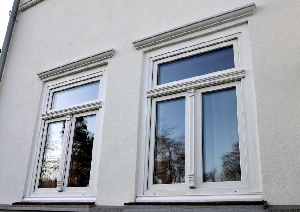 weißes Haus mit weißen Fenstern