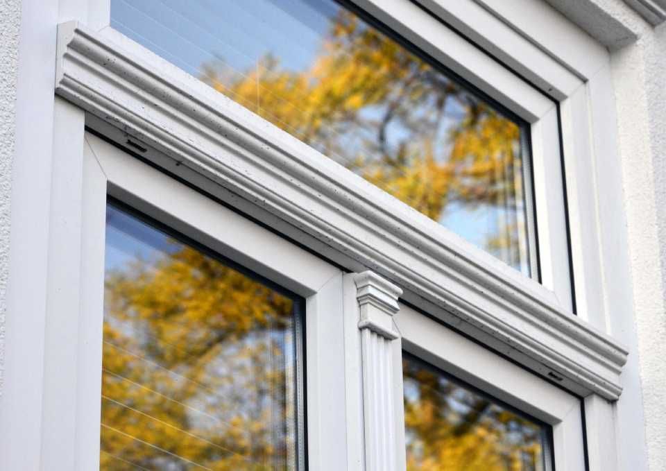 Altbauhaus mit weißen Fenstern