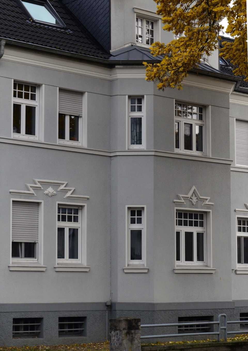 graues Haus mit weißer Verzierung