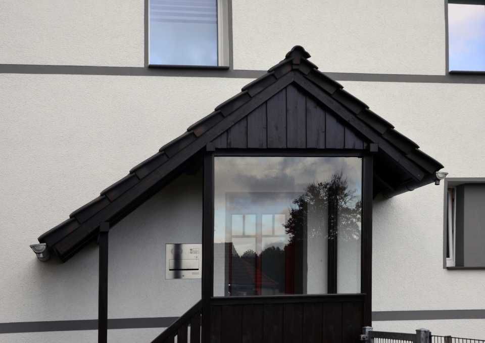 Spitzdach vor einem Hauseingang