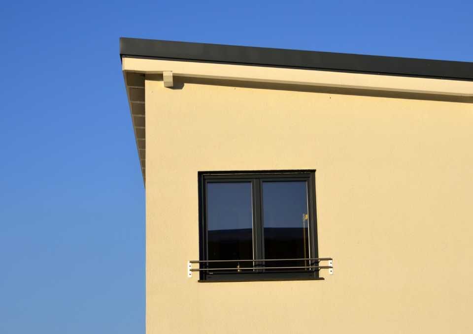 gelbes Haus mit schwarzem Fenster