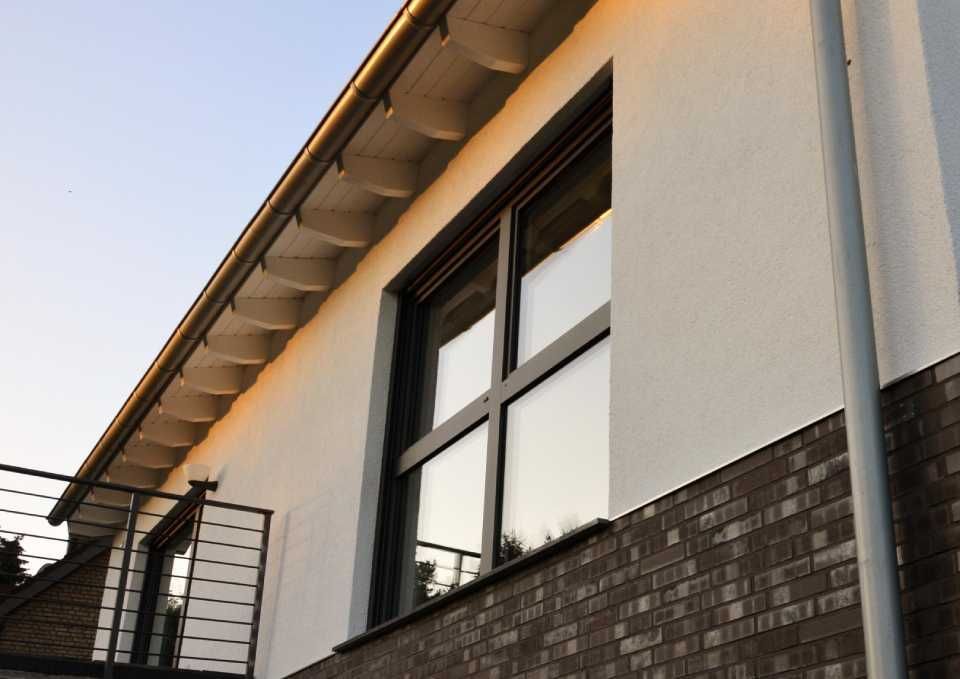 Haus mit schwarzen Fensterrahmen