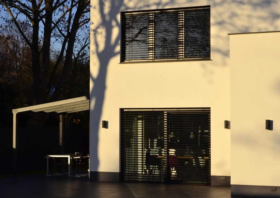 gelbes Haus mit schwarzen Rollladen