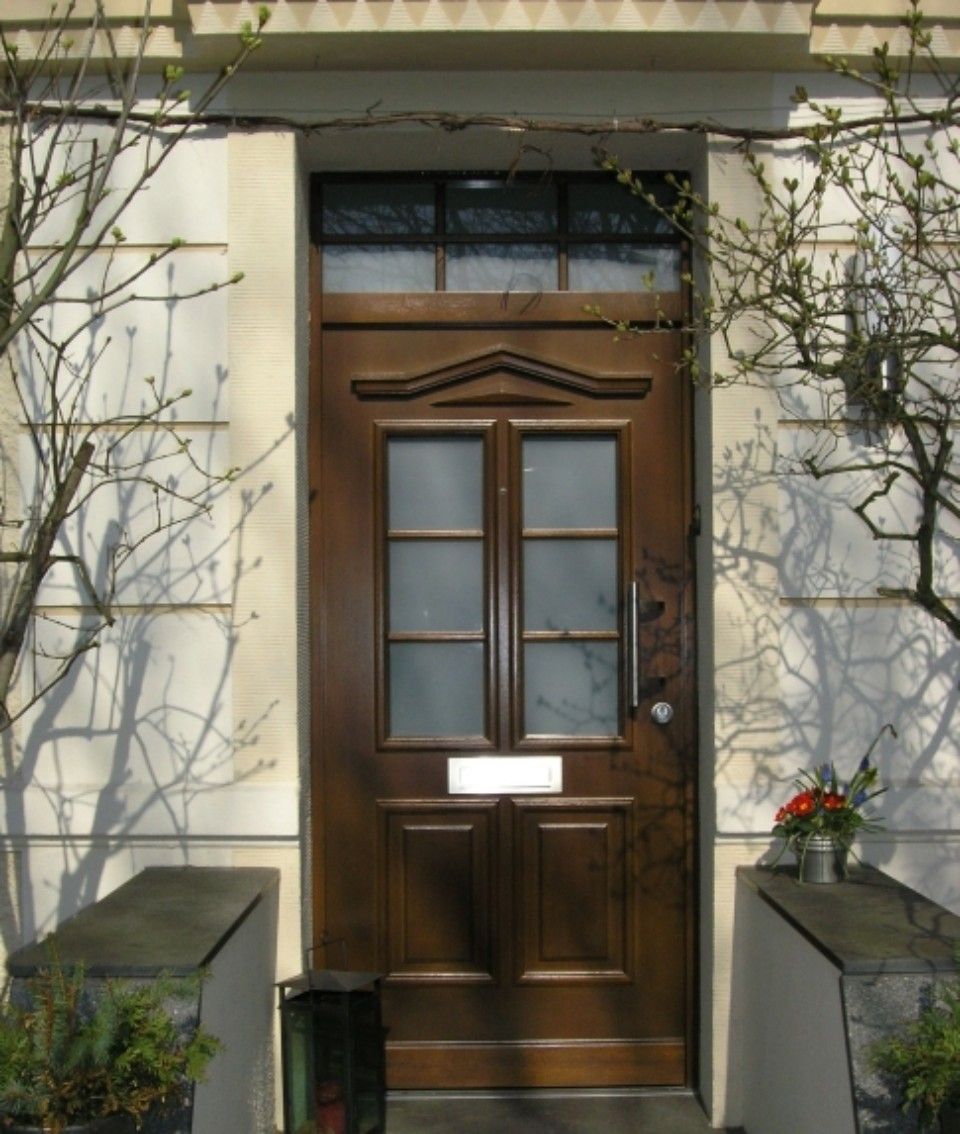 braune Holztür im Altbau