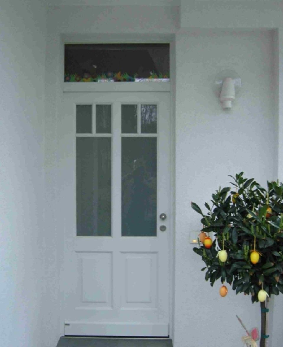 weiße Tür im Altbau