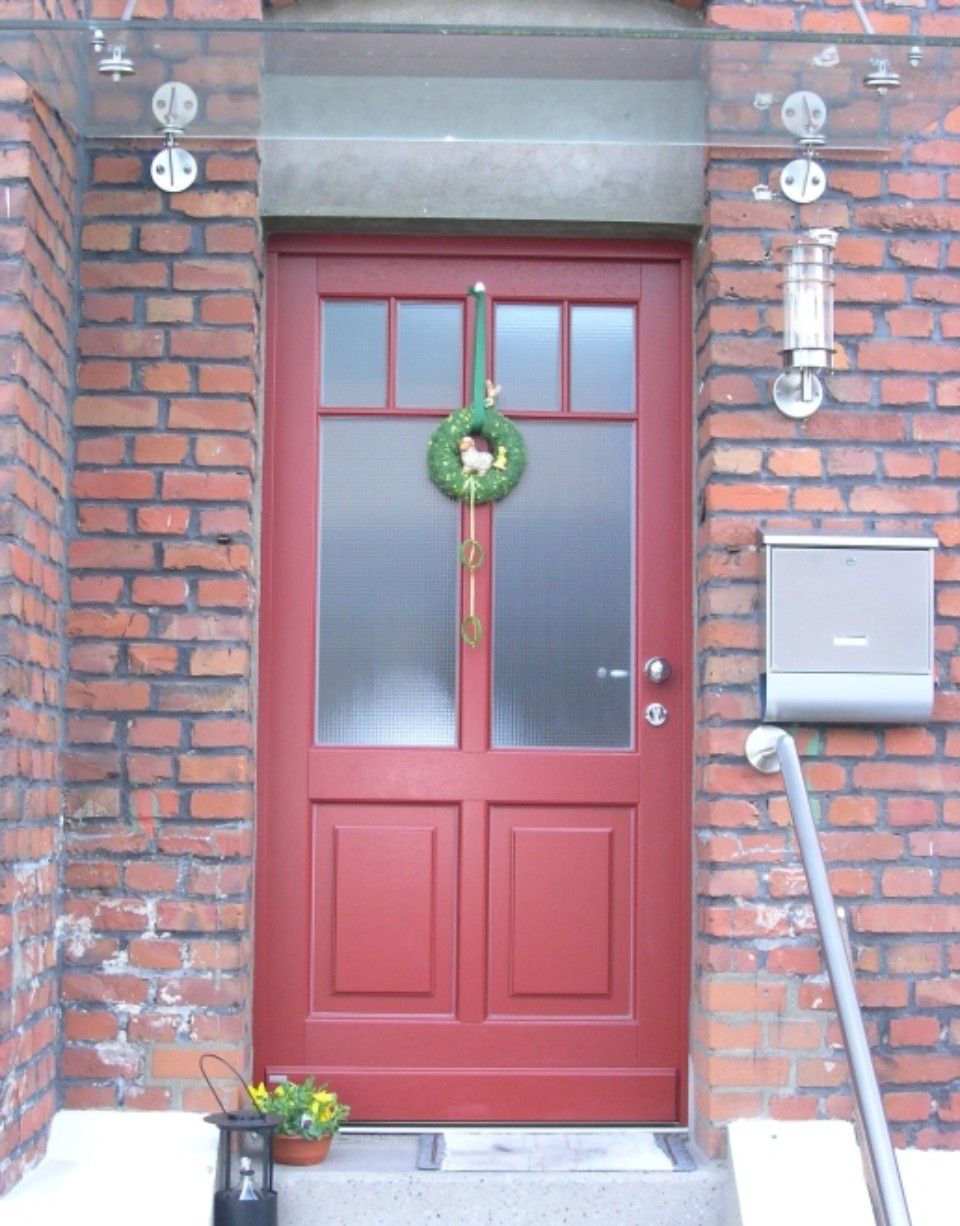 rote Eingangstür im Altbau