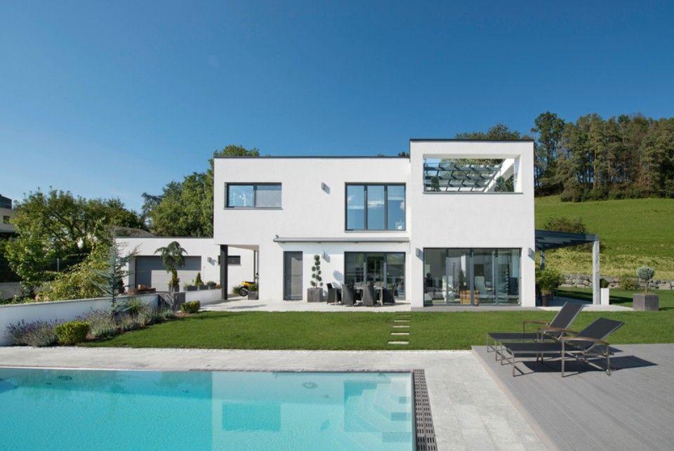 Moderne weiße Villa mit Pool