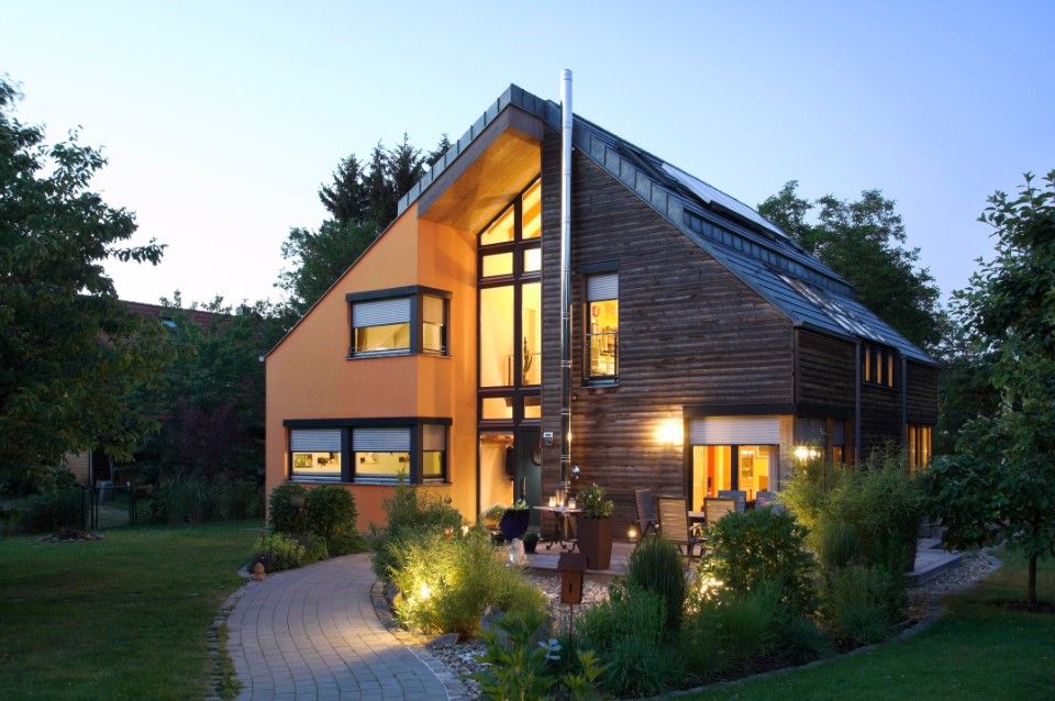 Modernes Haus mit Spitzdach und Holzvertäfelung