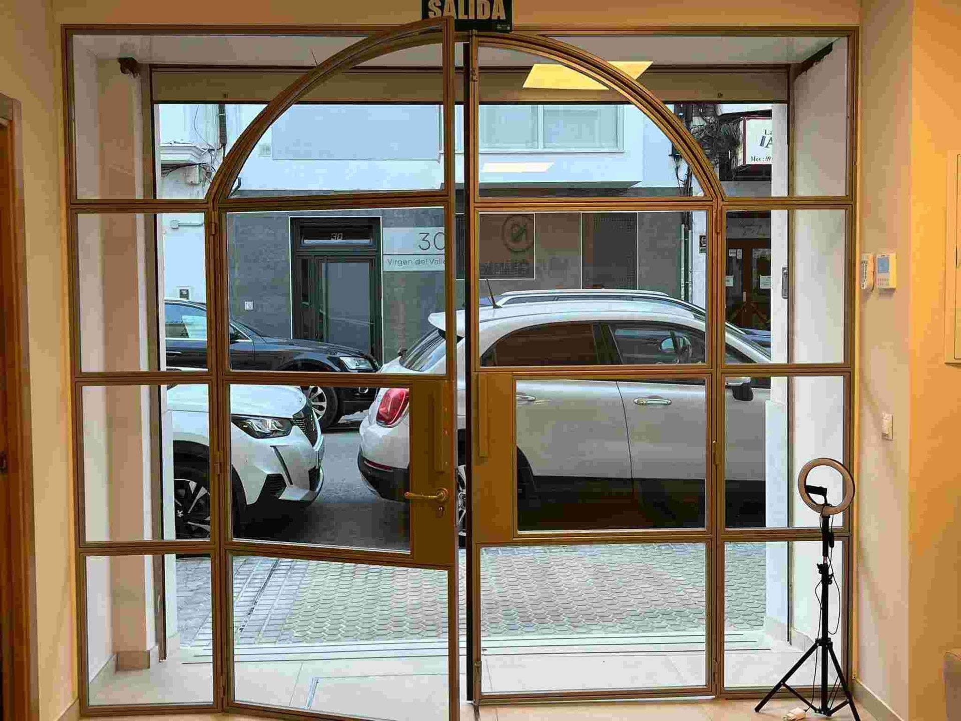 Cucarachas arrastrándose sobre migas y baldosas en el piso cerca de una pared.