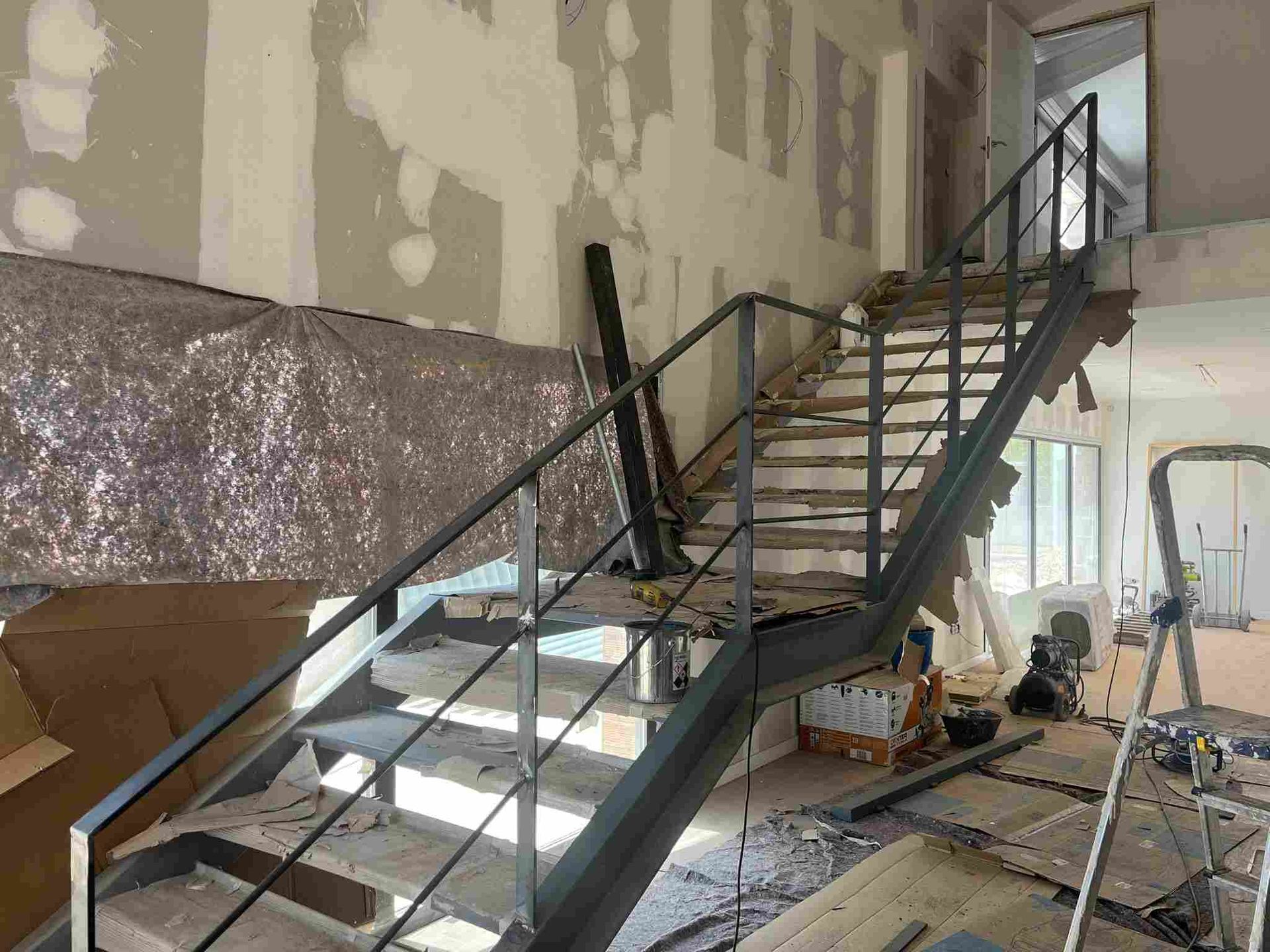 Cucarachas arrastrándose sobre migas y baldosas en el piso cerca de una pared.