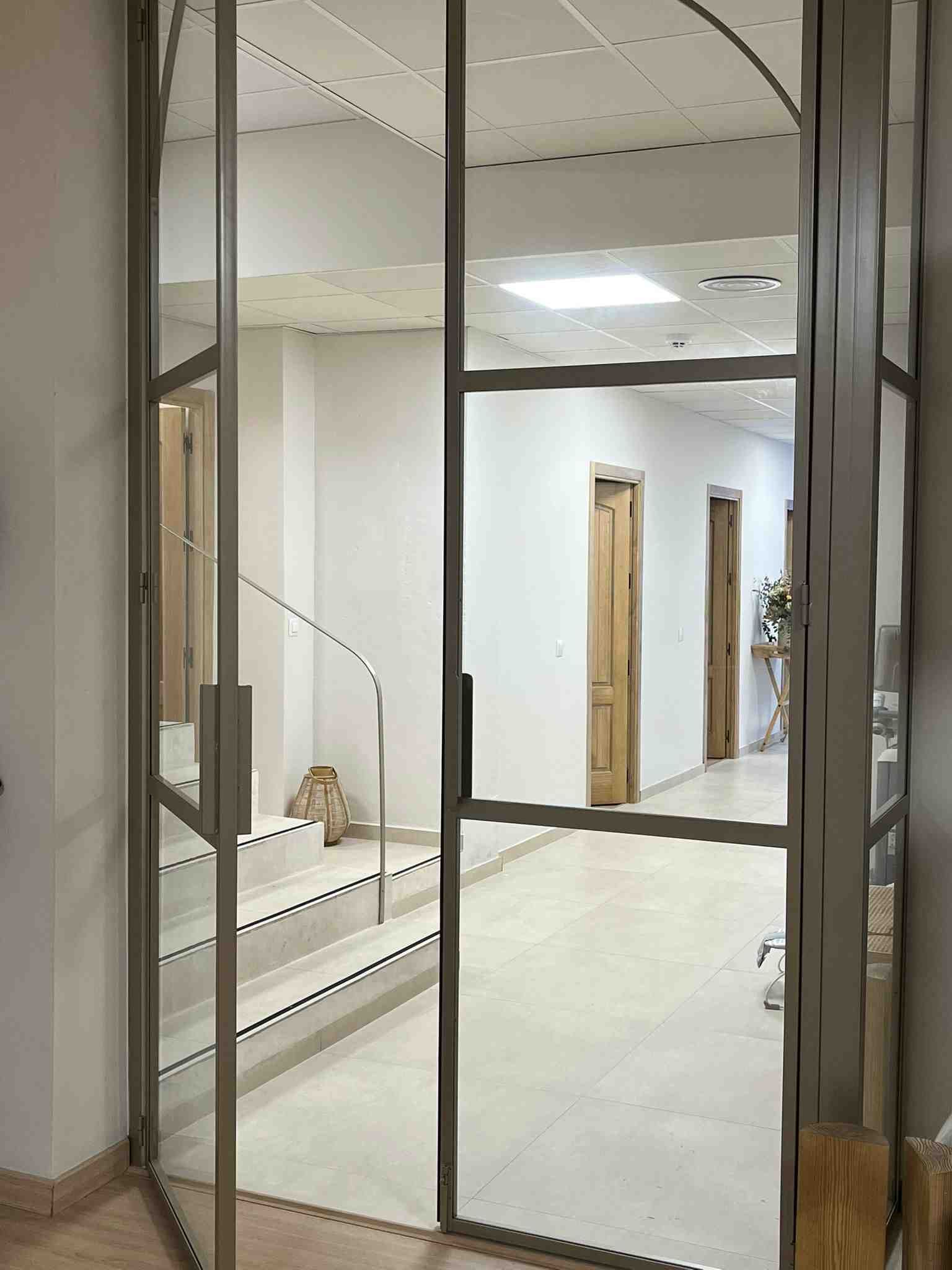 Hombre rociando pesticida sobre plantas, usando equipo de protección: máscara, gafas protectoras, guantes