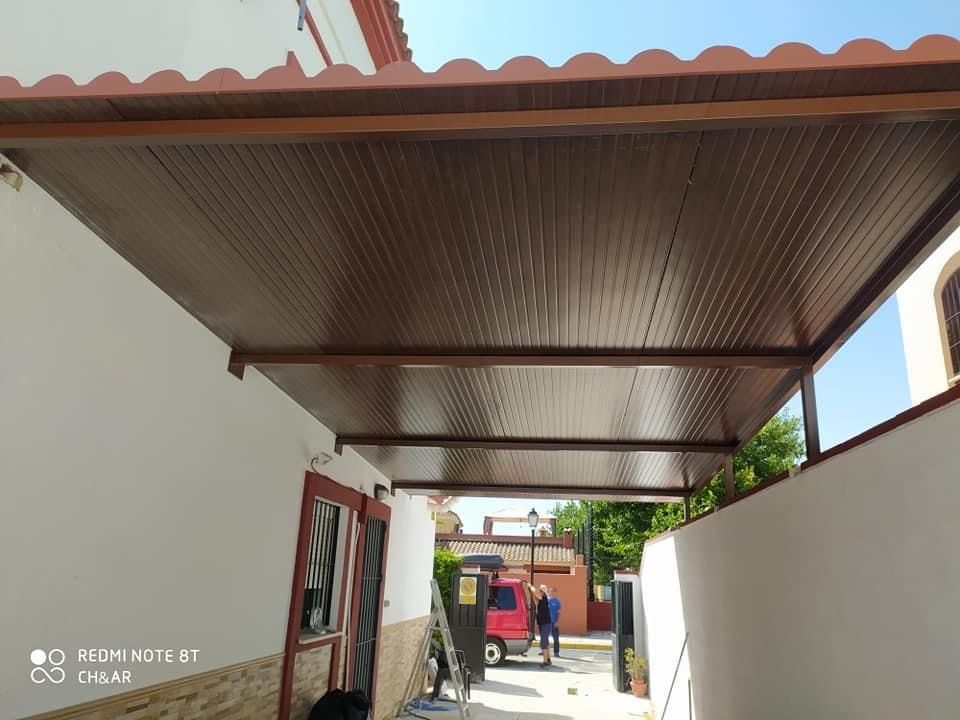 Cucarachas arrastrándose sobre migas y baldosas en el piso cerca de una pared.