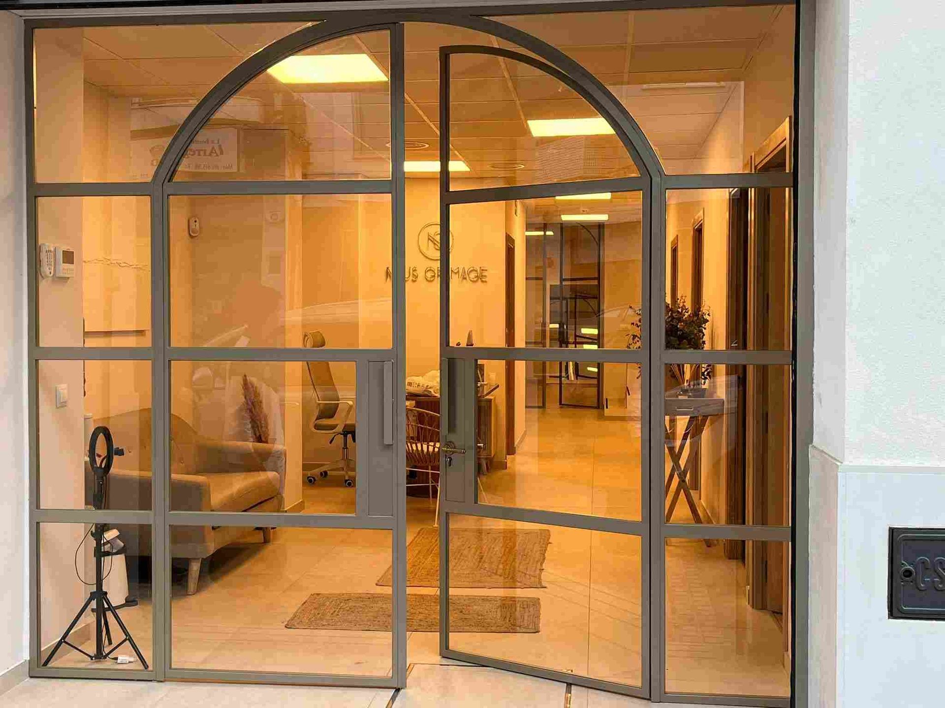 Persona con traje de protección rociando un sistema de pesticida montado en un vehículo sobre arbustos