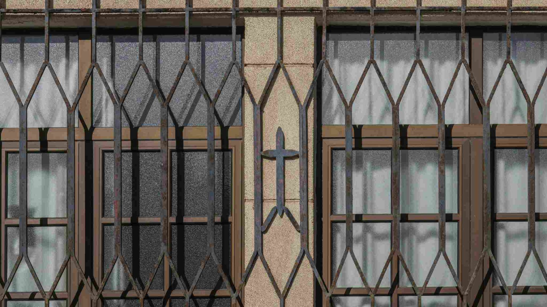 Cucarachas arrastrándose sobre migas y baldosas en el piso cerca de una pared.