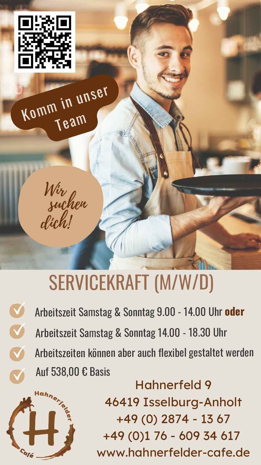 Ein Mann in einer Schürze hält in einem Restaurant ein Tablett.