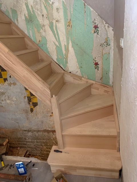 Vu de l'escalier rénové depuis le rez-de-chausée