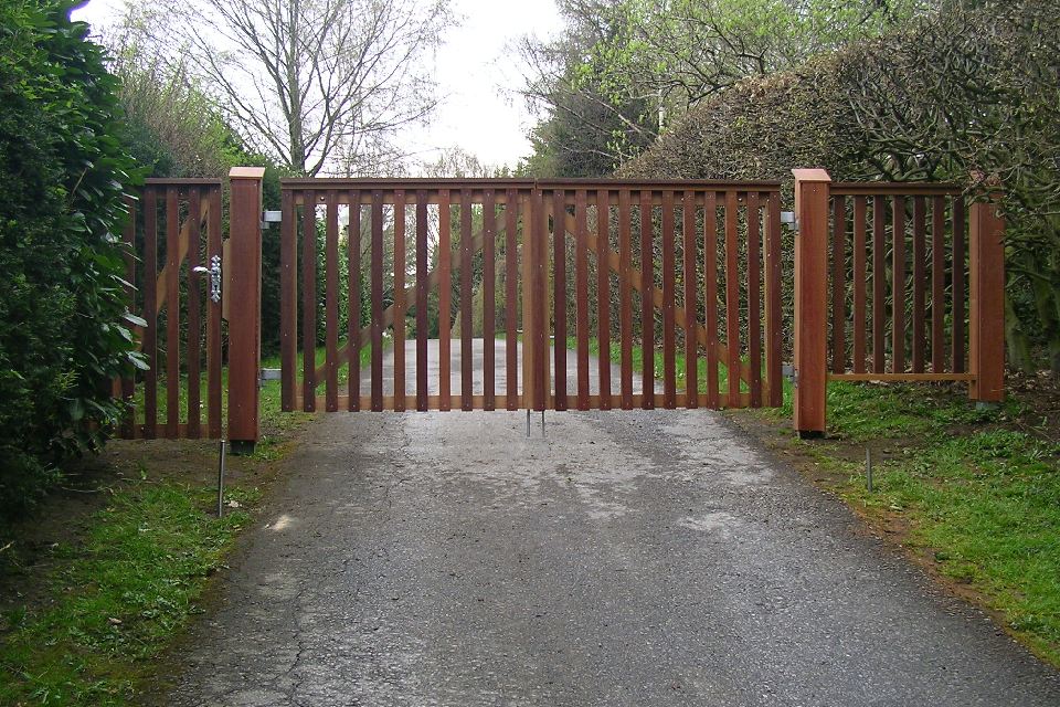 Foto von großem Holztor, gefertigt von Thüs Zimmermeister GmbH Zimmerei-Holzbau