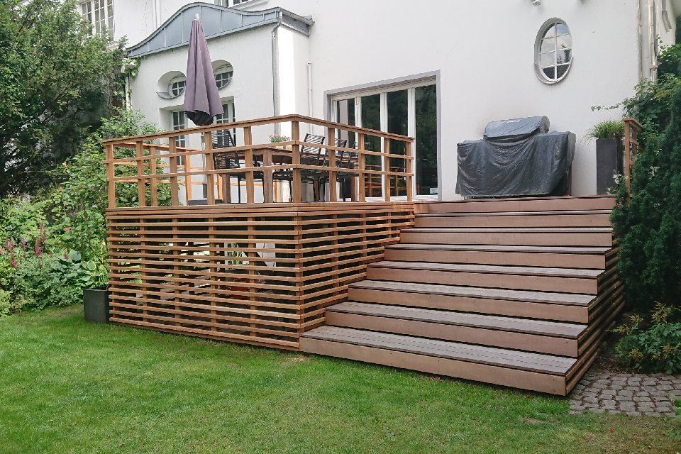 Foto von Terrasse und Holztreppe, gefertigt von Thüs Zimmermeister GmbH Zimmerei-Holzbau