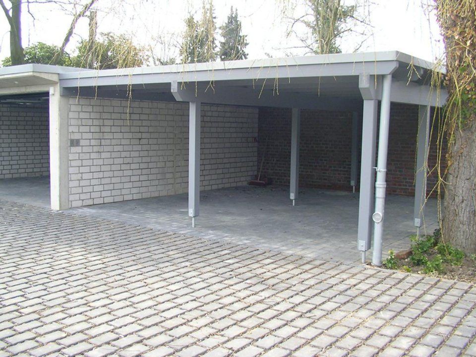 Schlichter Carport in Weiß, gefertigt von Thüs Zimmermeister GmbH Zimmerei-Holzbau