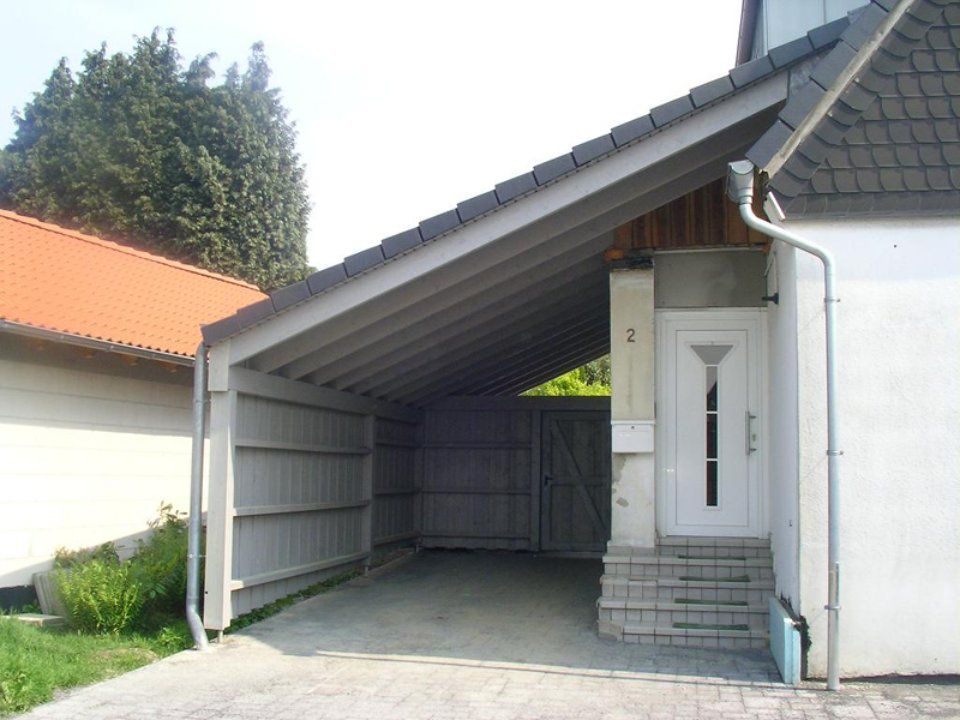 Carport in Weiß mit Schrägdach, gefertigt von Thüs Zimmermeister GmbH Zimmerei-Holzbau