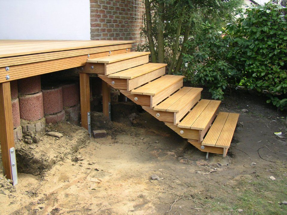 Treppe zur Terrasse von Thüs Zimmermeister GmbH Zimmerei-Holzbau