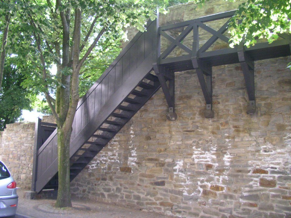 Treppe zur Balustrade einer alten Stadtmauer von Thüs Zimmermeister GmbH Zimmerei-Holzbau
