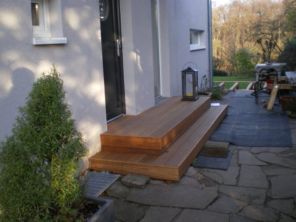 Treppenstufen zum Hauseingang von Thüs Zimmermeister GmbH Zimmerei-Holzbau