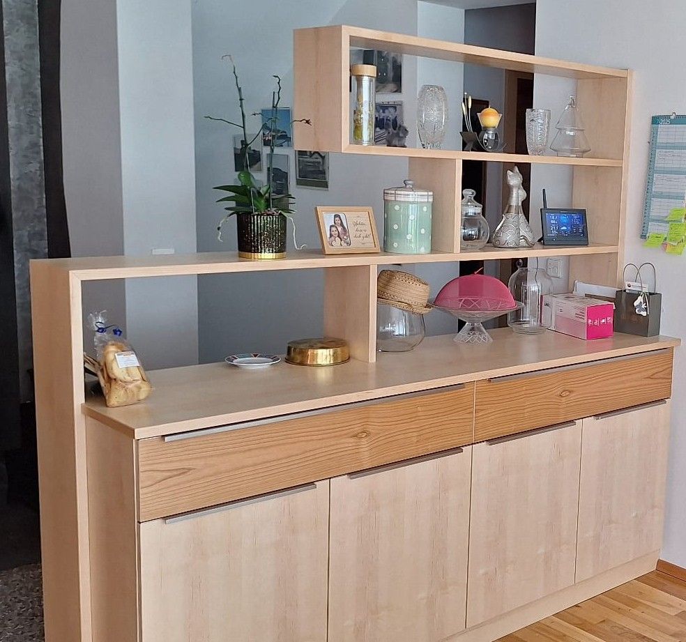 Holzschrank mit Regalböden und diversen Dekorationsgegenständen. Helle Holzoberfläche. Für den Innenbereich.