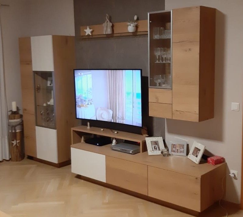 Wohnzimmermöbel aus Holz, darunter Fernsehständer, Schränke und Vitrinen.