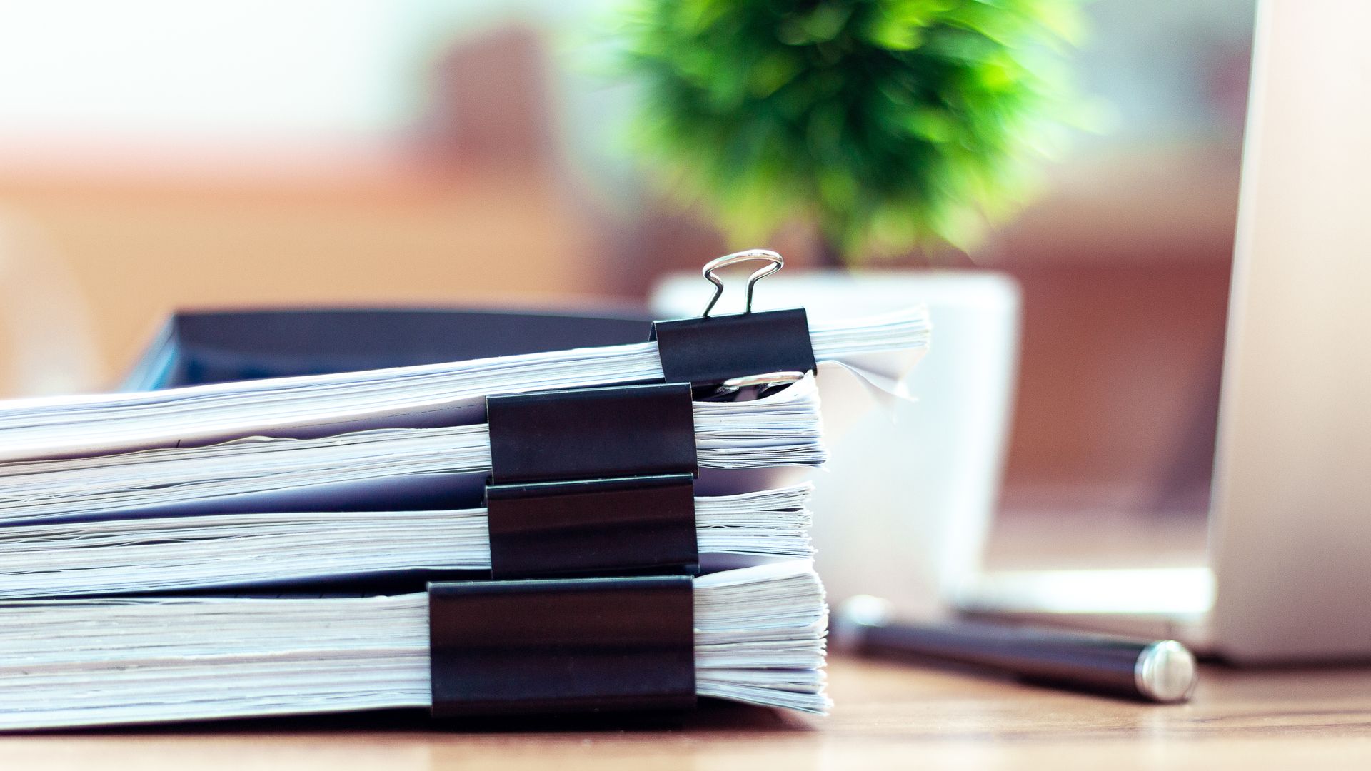 Pile de documents sur un bureau