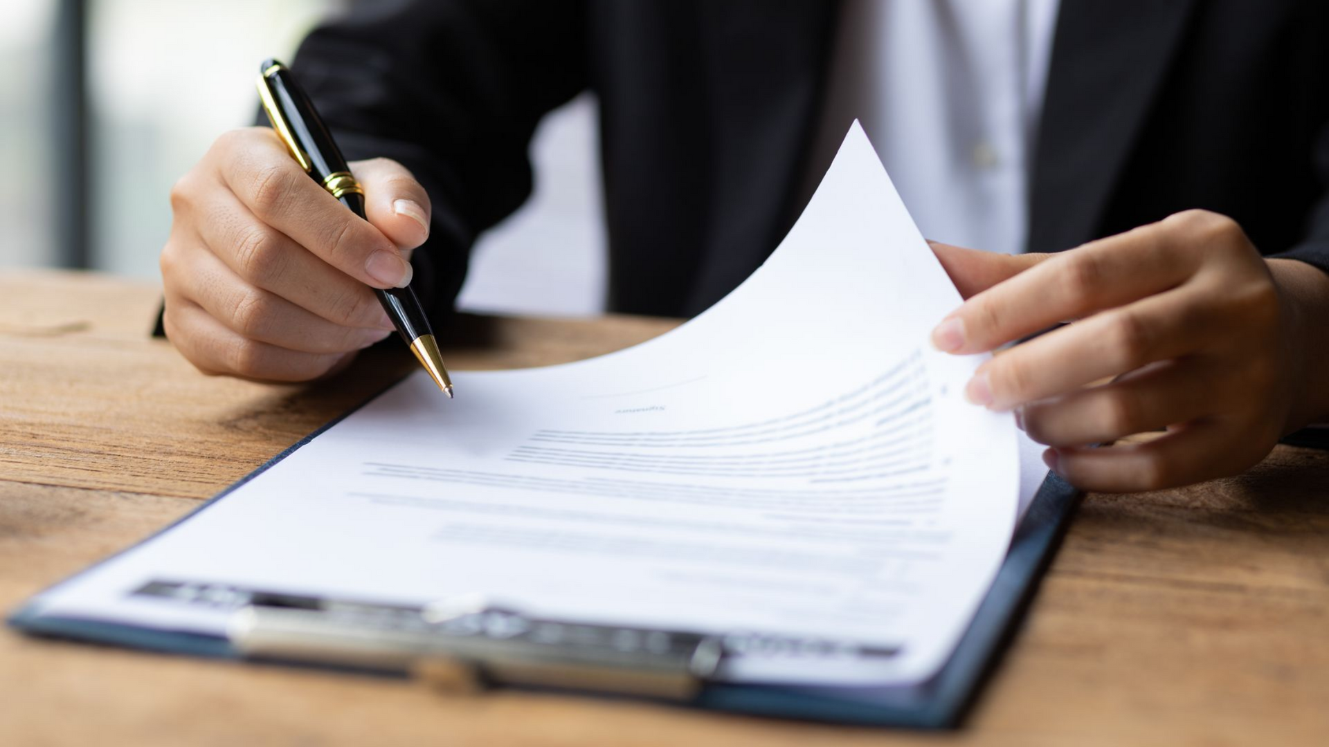 Homme signant un contrat