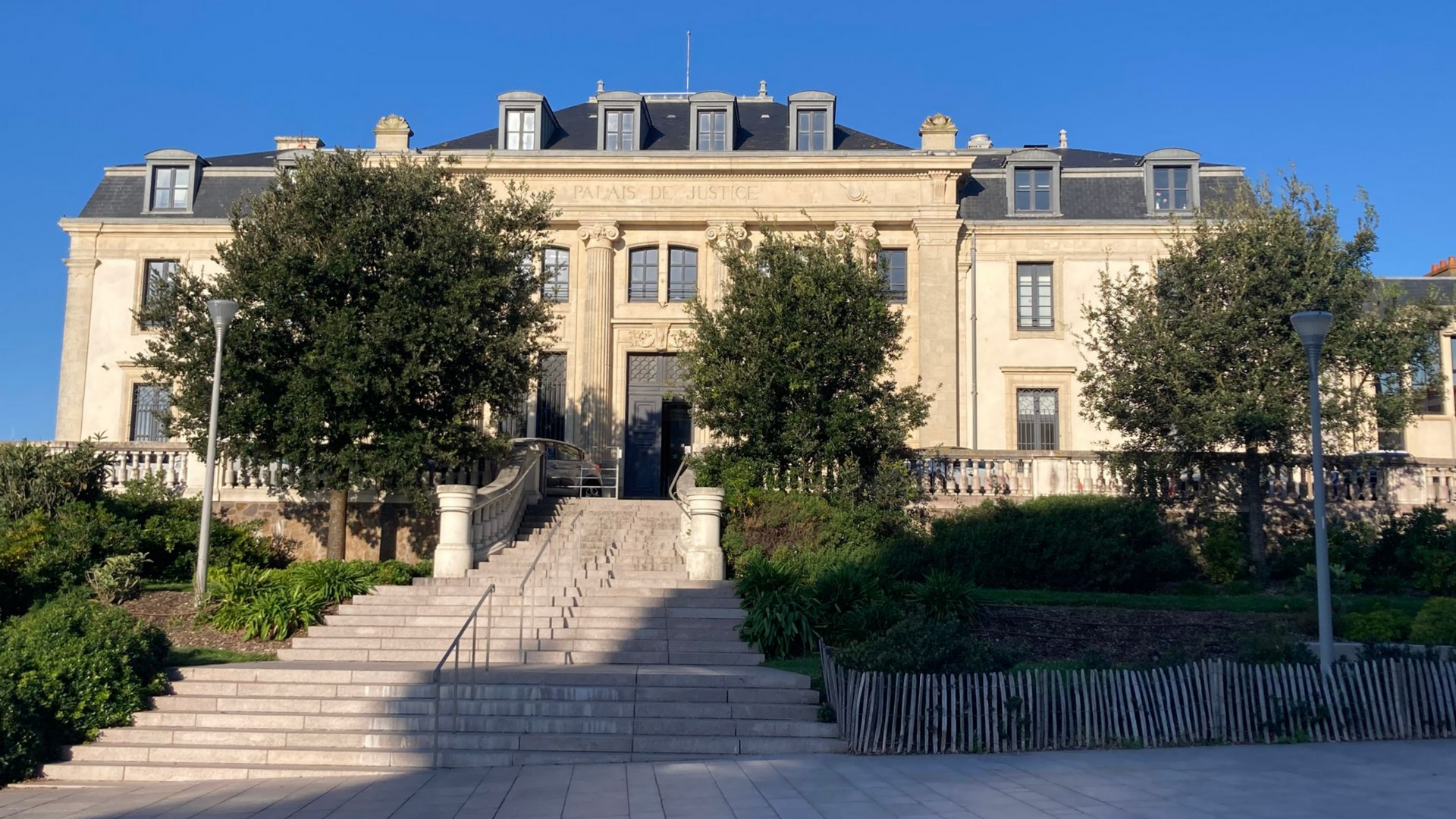 Façade du palais de justice des Sables-d'Olonne