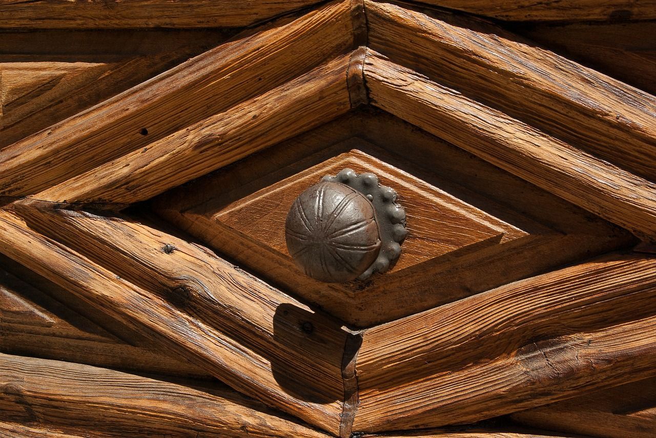 Tür aus Holz mit Türknauf