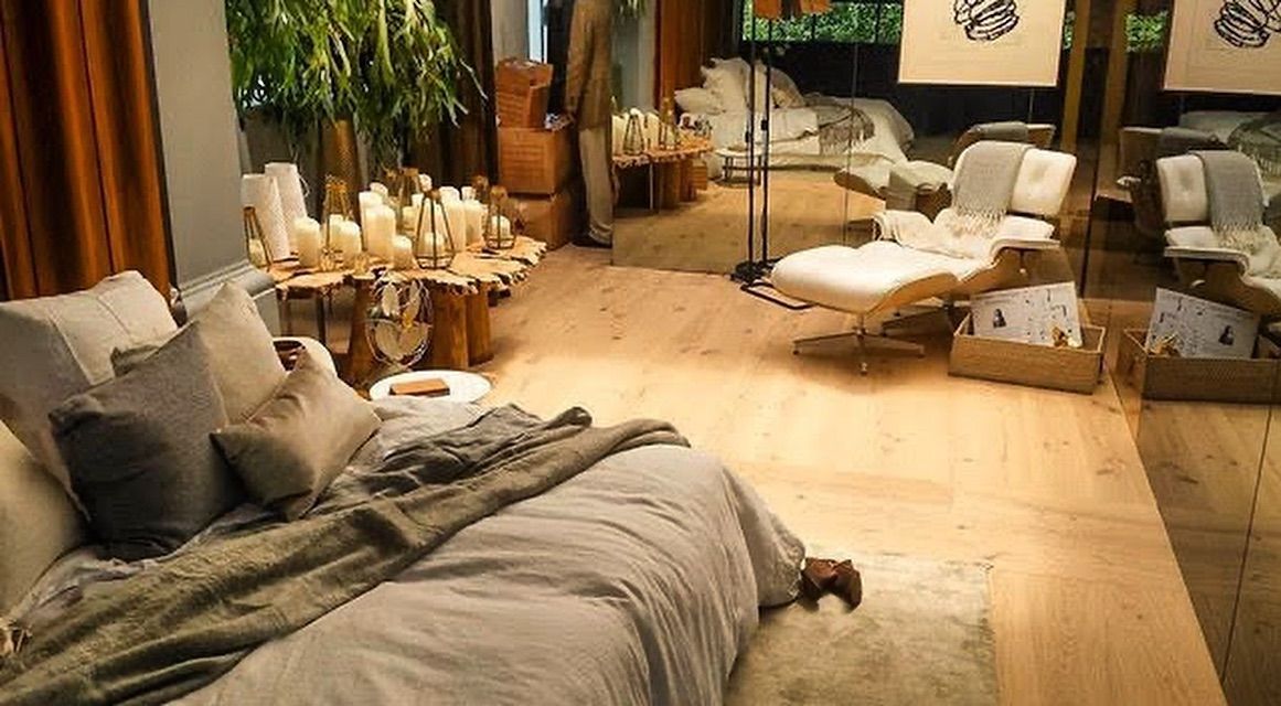 Hay una cama grande en el medio de la habitación.