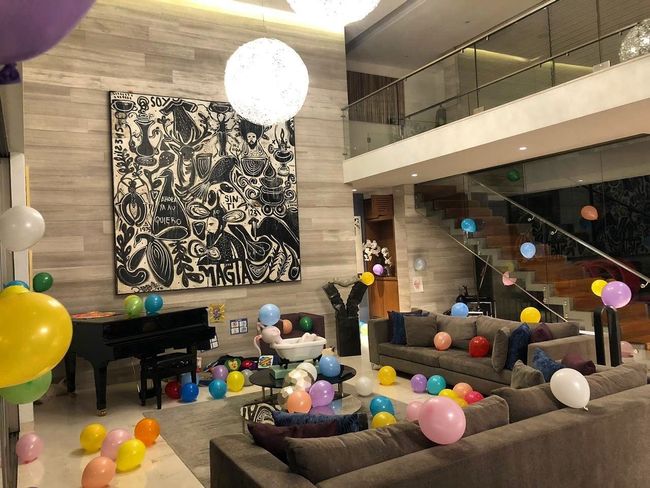 Una sala de estar llena de globos y un piano.