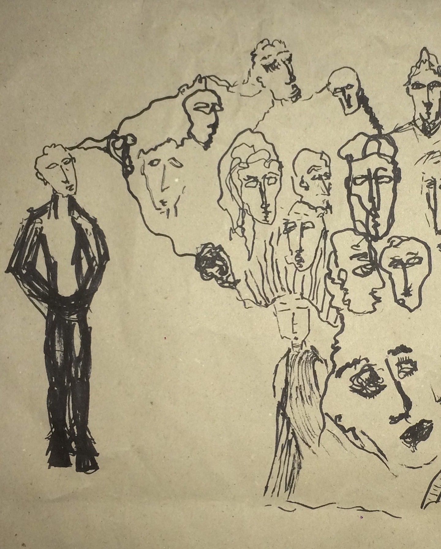 Un dibujo en blanco y negro de un hombre rodeado de caras.