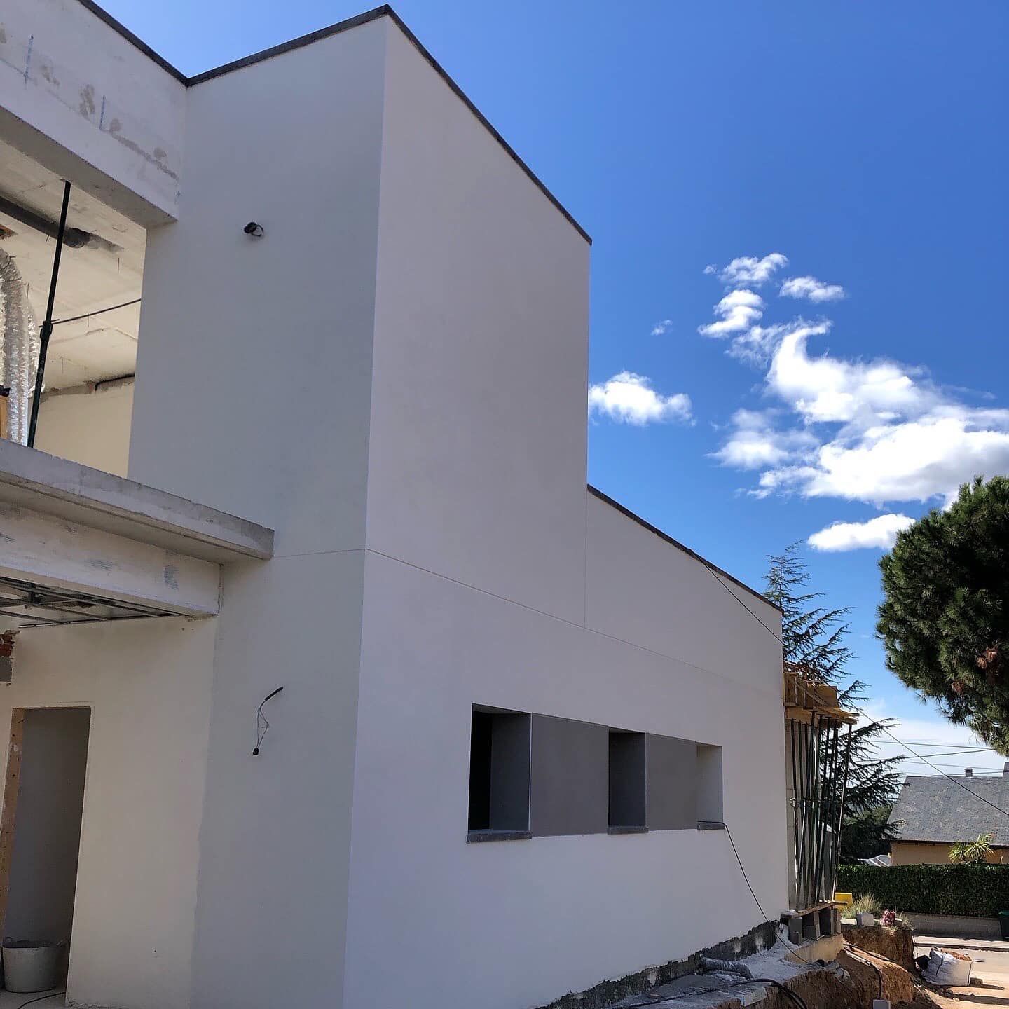 Un edificio blanco con un cielo azul al fondo.