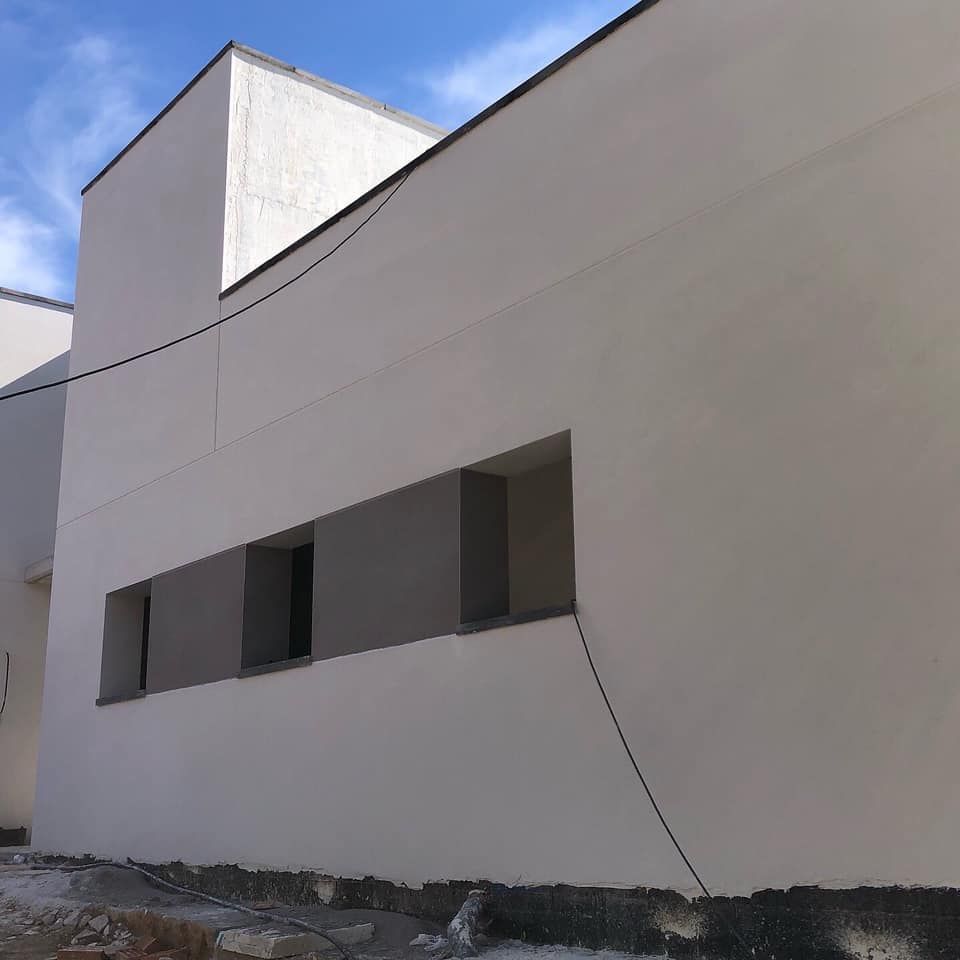 Un edificio blanco con algunas ventanas.