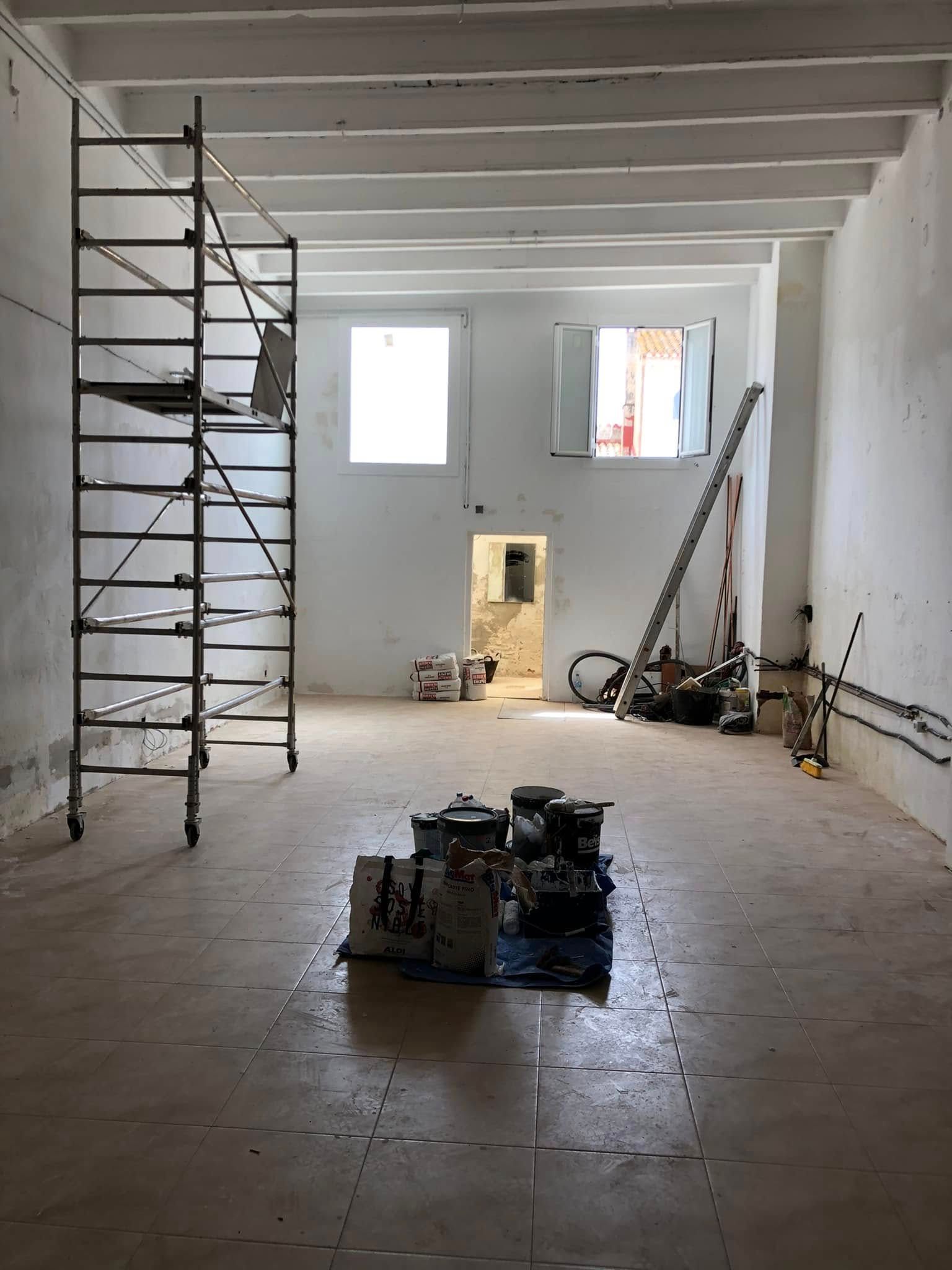 Hay una escalera en el medio de la habitación.