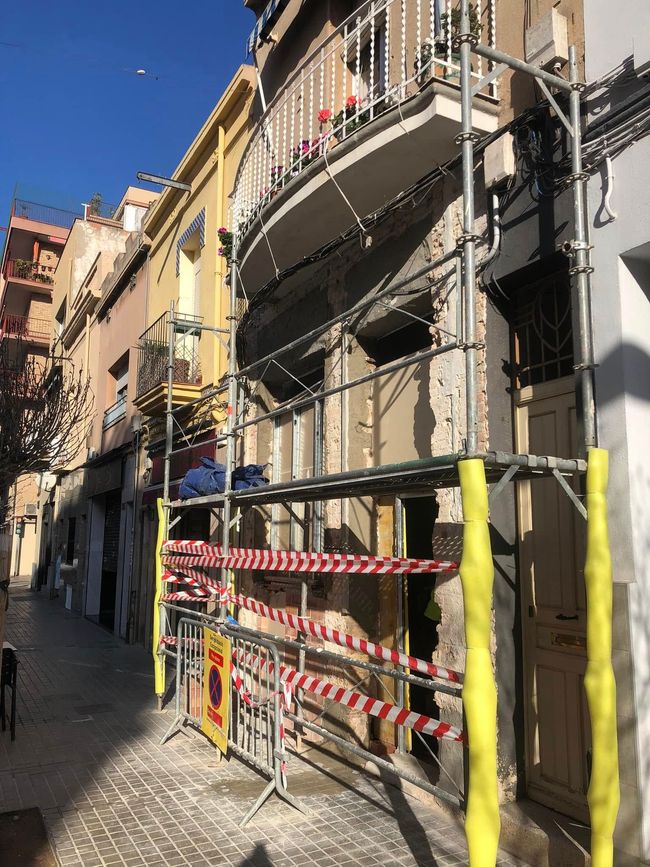 Un edificio en construcción con andamios a los lados.