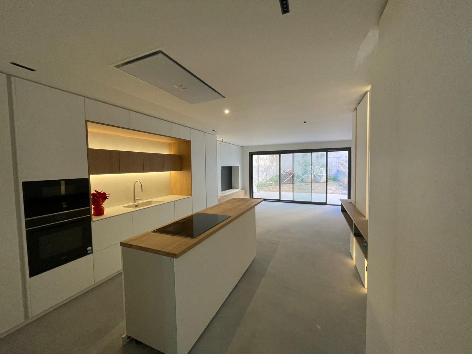 Una sala de estar llena de globos y un piano.