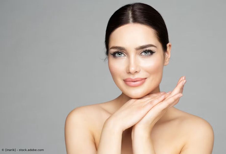 Laser-Haarentfernung am Bein einer Frau in einer hellen Spa-Klinik