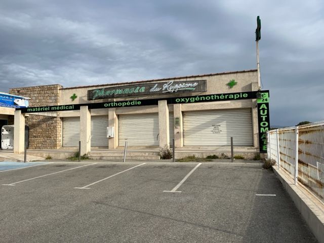 Devanture de la pharmacie fermée