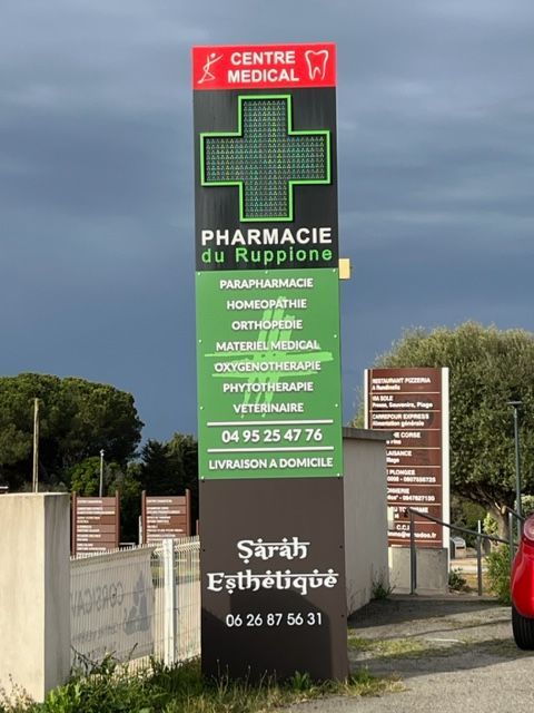 Totem pour présenter la pharmacie