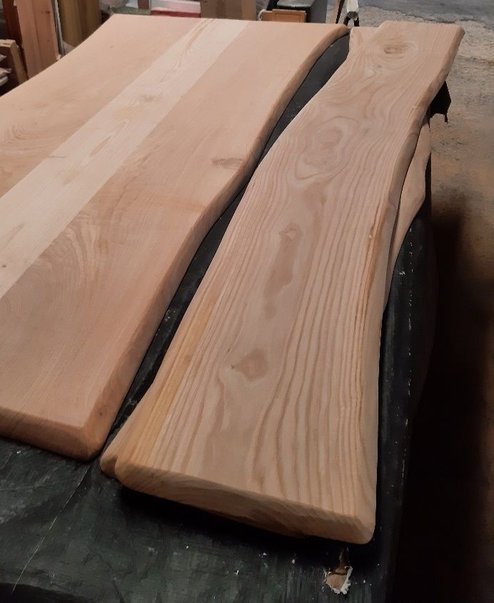 Dos piezas de madera están colocadas encima de una mesa.