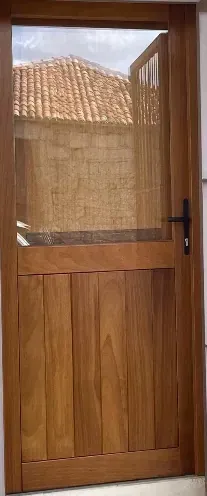 Una puerta de madera con una ventana de vidrio y un techo al fondo.