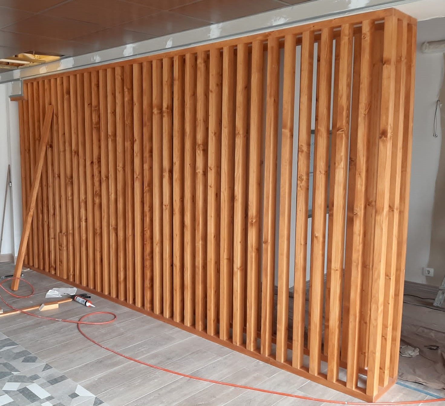 Se está construyendo una gran pared de madera en una habitación.