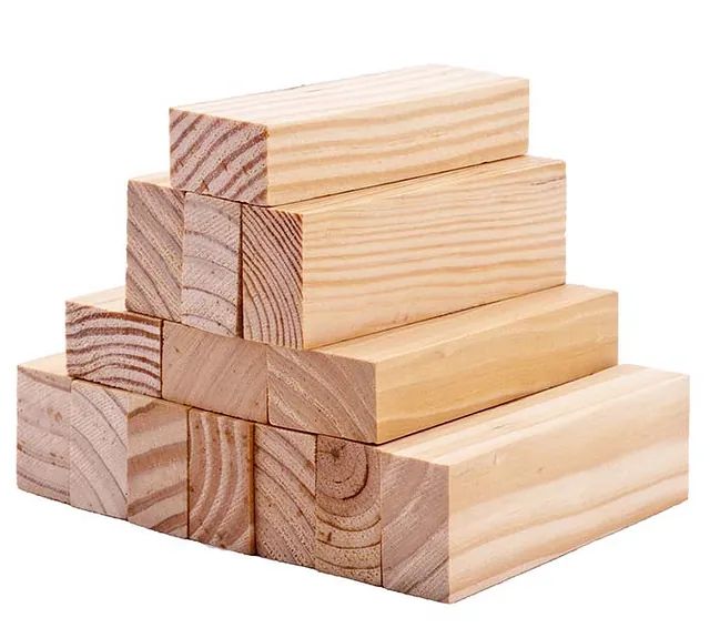 Una pila de bloques de madera apilados uno encima del otro sobre un fondo blanco.
