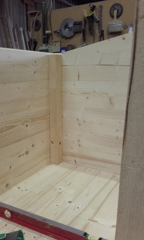 En un taller se está construyendo una caja de madera con un nivel.